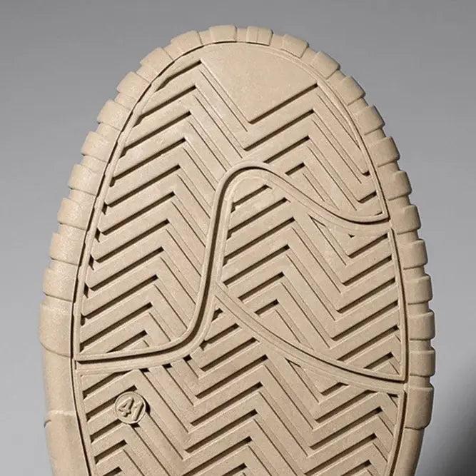 Tênis Casual Masculino Romenzi RZ333, confeccionado com material premium, sola anti penetração e conforto prolongado para rotinas exigentes.