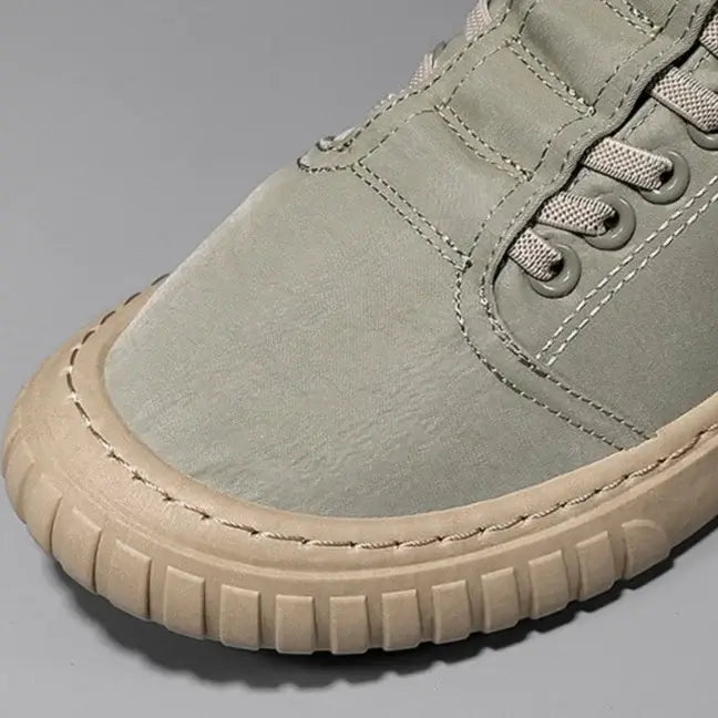 Tênis Casual Masculino Romenzi RZ333, confeccionado com material premium, sola anti penetração e conforto prolongado para rotinas exigentes.