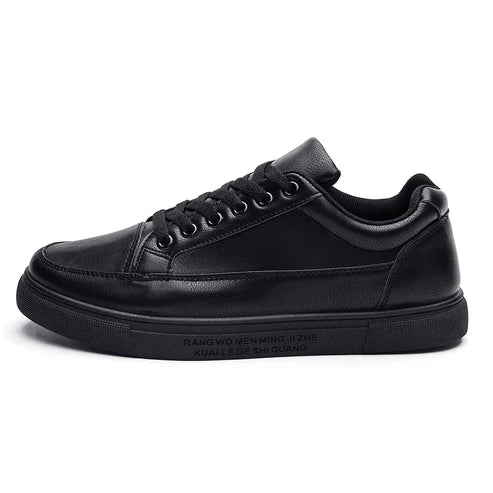 Tênis Masculino Romenzi RZ377 feito em couro ecológico com design elegante, palmilha confortável e sola antiderrapante, ideal para uso diário.