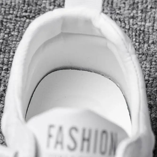 Tênis Masculino de Couro Fashion Romenzi RZ331, couro premium, design exclusivo, costura reforçada e sola antiderrapante para estilo e segurança.
