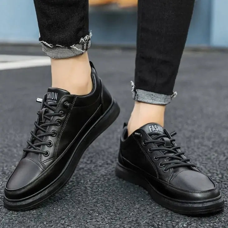 Tênis Masculino de Couro Fashion Romenzi RZ331, couro premium, design exclusivo, costura reforçada e sola antiderrapante para estilo e segurança.