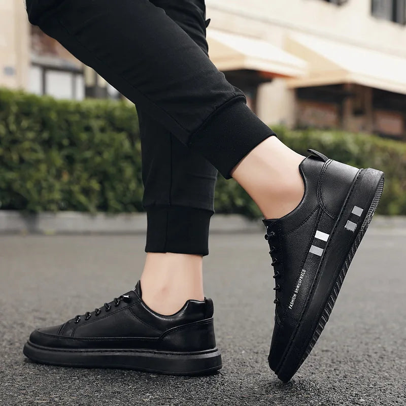 Tênis Masculino de Couro Fashion Romenzi RZ331, couro premium, design exclusivo, costura reforçada e sola antiderrapante para estilo e segurança.