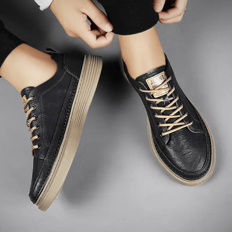Tênis Masculino de Couro Romenzi RZ330, confeccionado em couro premium, solado antiderrapante e palmilha ergonômica, ideal para looks casuais e sociais.