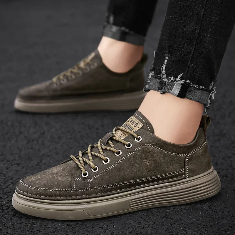 Tênis Masculino de Couro Romenzi RZ330, confeccionado em couro premium, solado antiderrapante e palmilha ergonômica, ideal para looks casuais e sociais.