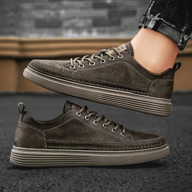 Tênis Masculino de Couro Romenzi RZ330, confeccionado em couro premium, solado antiderrapante e palmilha ergonômica, ideal para looks casuais e sociais.