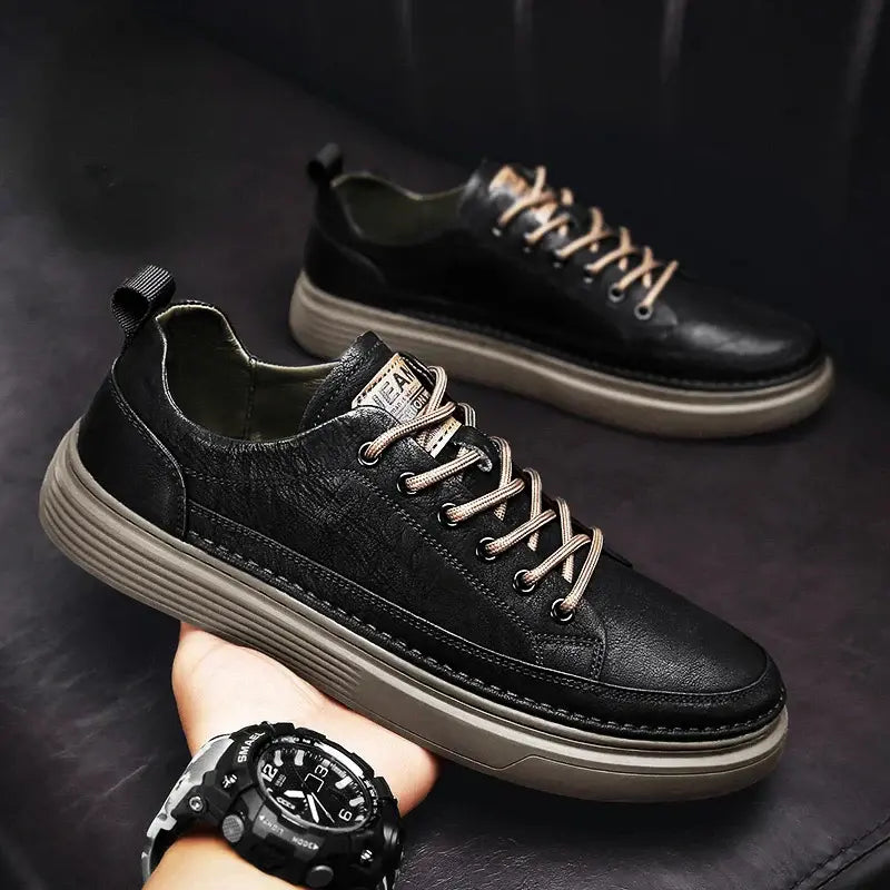 Tênis Masculino de Couro Romenzi RZ330, confeccionado em couro premium, solado antiderrapante e palmilha ergonômica, ideal para looks casuais e sociais.
