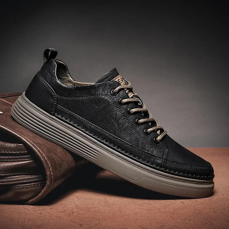 Tênis Masculino de Couro Romenzi RZ330, confeccionado em couro premium, solado antiderrapante e palmilha ergonômica, ideal para looks casuais e sociais.