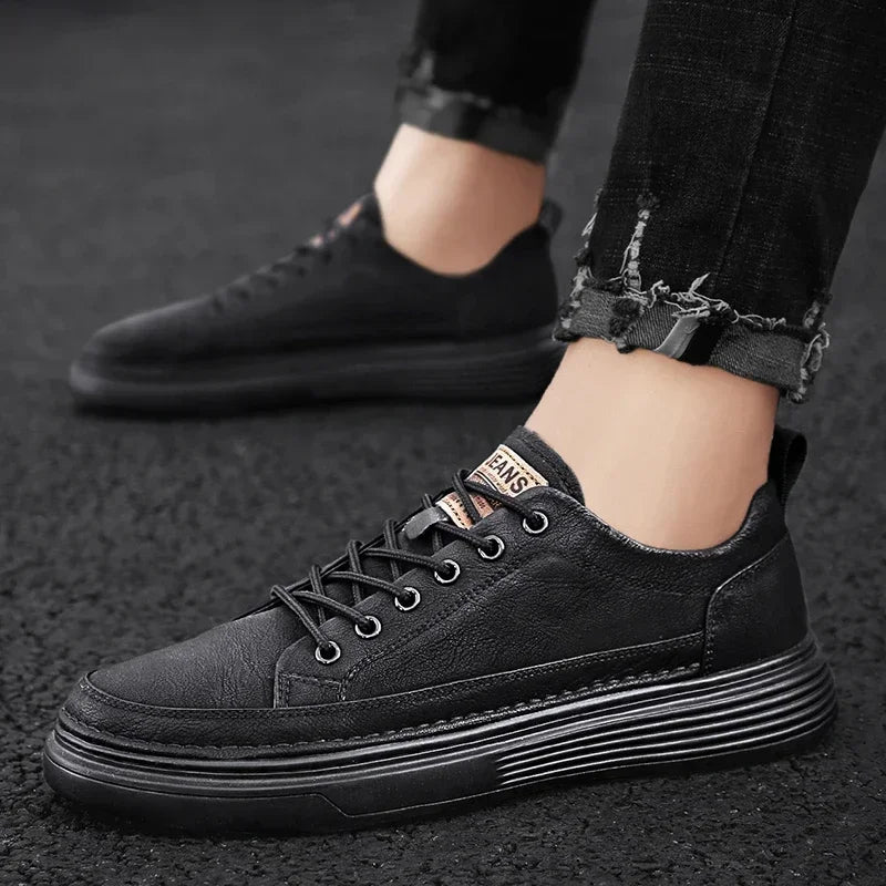 Tênis Masculino de Couro Romenzi RZ330, confeccionado em couro premium, solado antiderrapante e palmilha ergonômica, ideal para looks casuais e sociais.