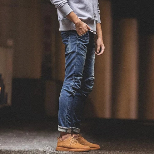 Tênis Masculino Romenzi RZ425 em camurça marrom com forro térmico, sola resistente e bico arredondado para conforto e elegância em dias frios.