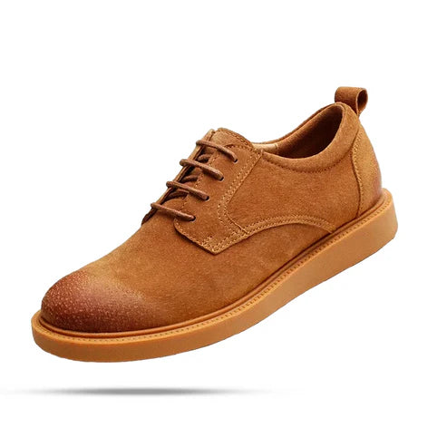 Tênis Masculino Romenzi RZ425 em camurça marrom com forro térmico, sola resistente e bico arredondado para conforto e elegância em dias frios.