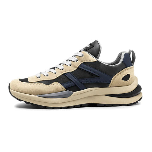 O Tênis Masculino Romenzi RZ383 está disponível em bege e cinza, com acabamento em couro e camurça, palmilha em látex e sola antiderrapante segura.