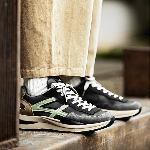 O Tênis Masculino Romenzi RZ383 está disponível em bege e cinza, com acabamento em couro e camurça, palmilha em látex e sola antiderrapante segura.