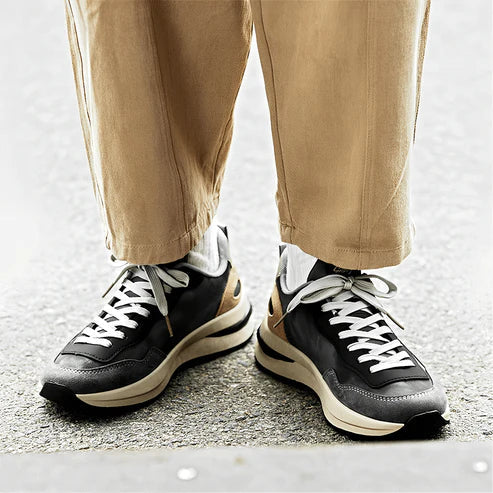 O Tênis Masculino Romenzi RZ383 está disponível em bege e cinza, com acabamento em couro e camurça, palmilha em látex e sola antiderrapante segura.