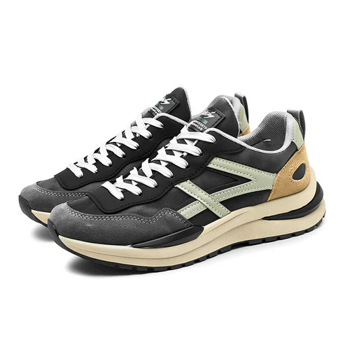 O Tênis Masculino Romenzi RZ383 está disponível em bege e cinza, com acabamento em couro e camurça, palmilha em látex e sola antiderrapante segura.