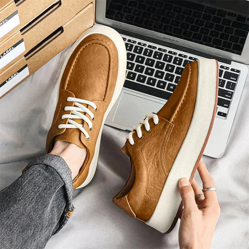 Tênis Masculino em Couro Romenzi RZ386 caramelo ou cinza com visual minimalista, sola durável e acabamento elegante para uso casual e moderno.