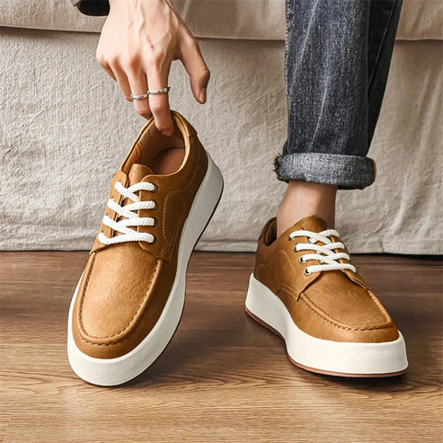 Tênis Masculino em Couro Romenzi RZ386 caramelo ou cinza com visual minimalista, sola durável e acabamento elegante para uso casual e moderno.