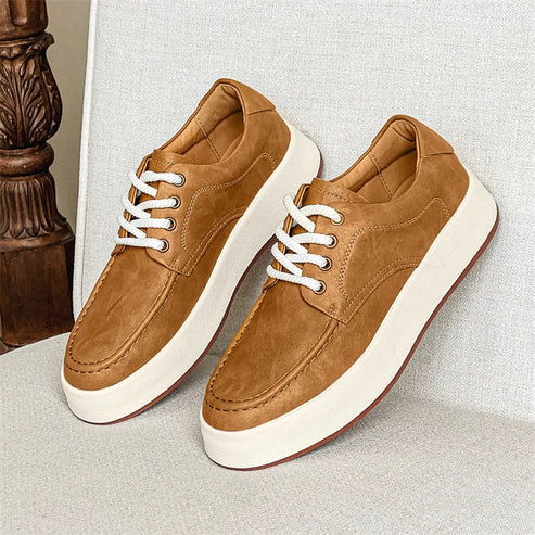 Tênis Masculino em Couro Romenzi RZ386 caramelo ou cinza com visual minimalista, sola durável e acabamento elegante para uso casual e moderno.