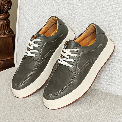 Tênis Masculino em Couro Romenzi RZ386 caramelo ou cinza com visual minimalista, sola durável e acabamento elegante para uso casual e moderno.