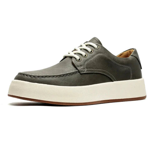 Tênis Masculino em Couro Romenzi RZ386 caramelo ou cinza com visual minimalista, sola durável e acabamento elegante para uso casual e moderno.