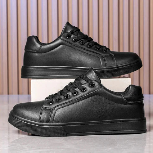 Tênis Romenzi RZ387 preto em couro premium com sola em borracha e palmilha PU. Estilo versátil e elegante para compor looks casuais e modernos.