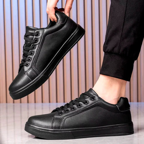 Tênis Romenzi RZ387 preto em couro premium com sola em borracha e palmilha PU. Estilo versátil e elegante para compor looks casuais e modernos.