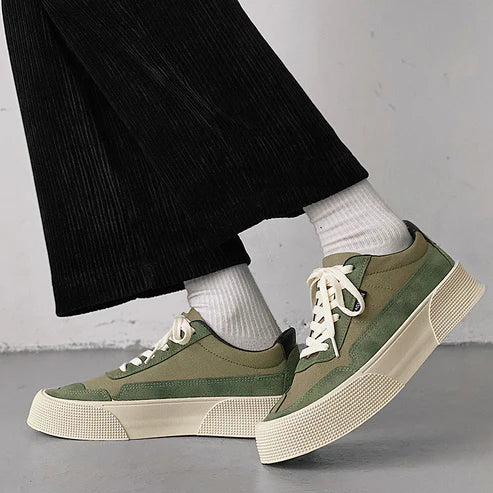 Tênis masculino em camurça Romenzi RZ389 com design minimalista, sola em borracha, fecho em cadarço e acabamento elegante para estilo casual refinado.