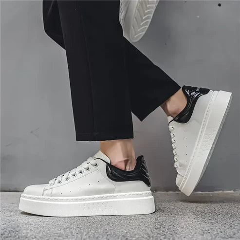 Tênis Masculino Romenzi RZ394 feito em couro premium, com design moderno, sola de borracha reta e estilo minimalista sofisticado.