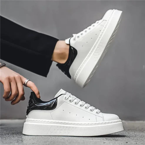 Tênis Masculino Romenzi RZ394 feito em couro premium, com design moderno, sola de borracha reta e estilo minimalista sofisticado.