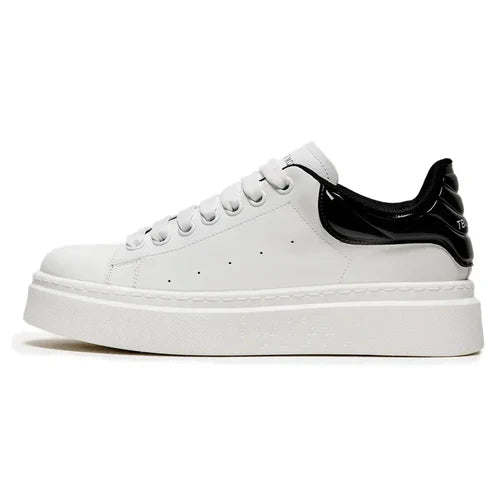 Tênis Masculino Romenzi RZ394 feito em couro premium, com design moderno, sola de borracha reta e estilo minimalista sofisticado.