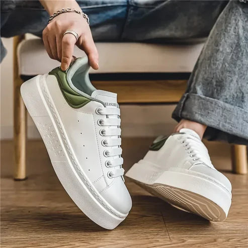 Tênis Masculino Romenzi RZ394 feito em couro premium, com design moderno, sola de borracha reta e estilo minimalista sofisticado.