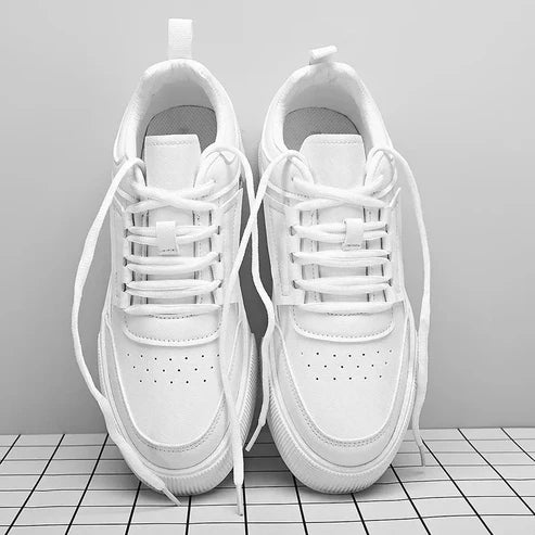 Tênis Masculino Romenzi RZ398 em couro premium com acabamento refinado, sola reta em borracha e visual elegante para looks casuais e sofisticados.