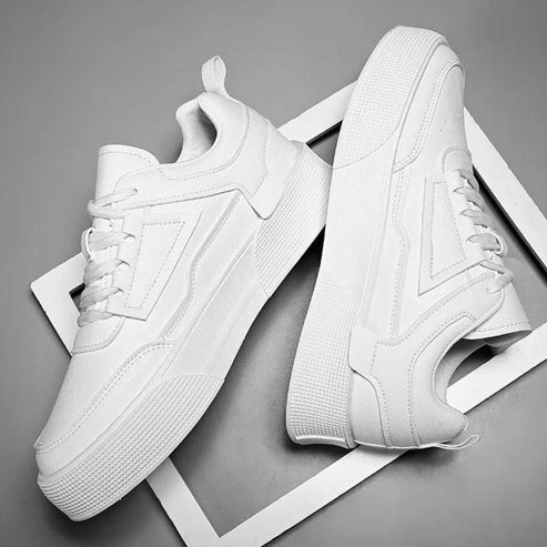 Tênis Masculino Romenzi RZ398 em couro premium com acabamento refinado, sola reta em borracha e visual elegante para looks casuais e sofisticados.