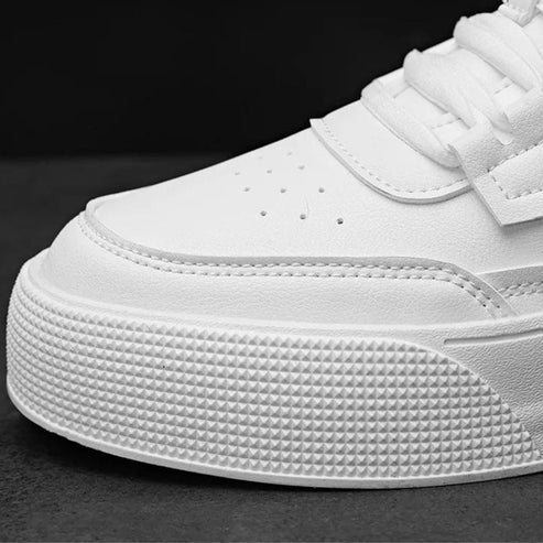 Tênis Masculino Romenzi RZ398 em couro premium com acabamento refinado, sola reta em borracha e visual elegante para looks casuais e sofisticados.