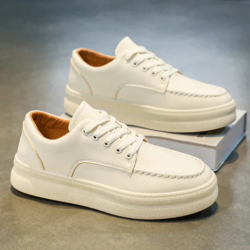 Tênis Masculino em Couro Romenzi RZ401 com acabamento refinado, sola reta, detalhes modernos e ajuste perfeito para estilo urbano com elegância.