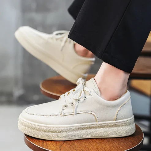 Tênis Masculino em Couro Romenzi RZ401 com acabamento refinado, sola reta, detalhes modernos e ajuste perfeito para estilo urbano com elegância.