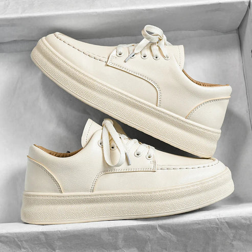 Tênis Masculino em Couro Romenzi RZ401 com acabamento refinado, sola reta, detalhes modernos e ajuste perfeito para estilo urbano com elegância.