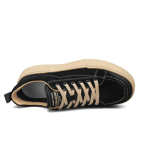 Tênis Masculino em Couro Romenzi RZ404 com acabamento elegante, sola reta, cadarço ajustável e detalhes refinados para looks modernos e urbanos.