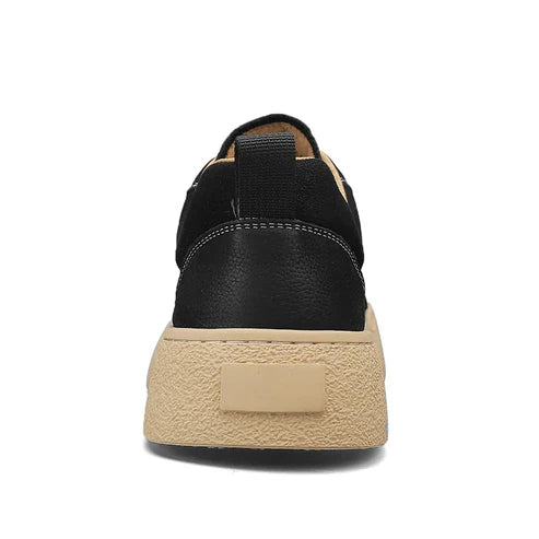 Tênis Masculino em Couro Romenzi RZ404 com acabamento elegante, sola reta, cadarço ajustável e detalhes refinados para looks modernos e urbanos.