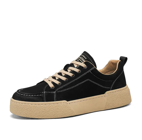 Tênis Masculino em Couro Romenzi RZ404 com acabamento elegante, sola reta, cadarço ajustável e detalhes refinados para looks modernos e urbanos.