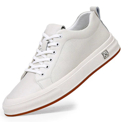 Tênis Masculino em Couro Romenzi RZ405 com acabamento premium, sola reta, detalhes minimalistas e ajuste confortável para estilo moderno e versátil.
