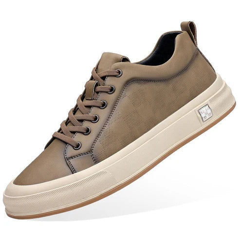 Tênis Masculino em Couro Romenzi RZ405 com acabamento premium, sola reta, detalhes minimalistas e ajuste confortável para estilo moderno e versátil.