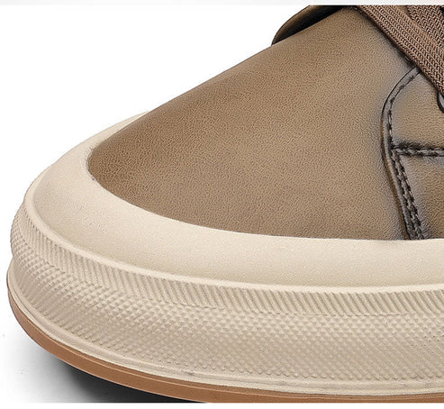 Tênis Masculino em Couro Romenzi RZ405 com acabamento premium, sola reta, detalhes minimalistas e ajuste confortável para estilo moderno e versátil.