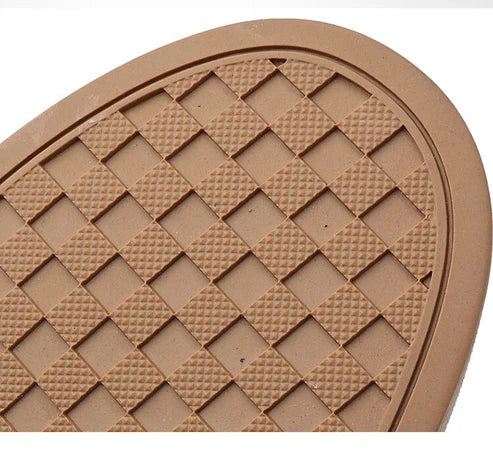 Tênis Masculino em Couro Romenzi RZ405 com acabamento premium, sola reta, detalhes minimalistas e ajuste confortável para estilo moderno e versátil.