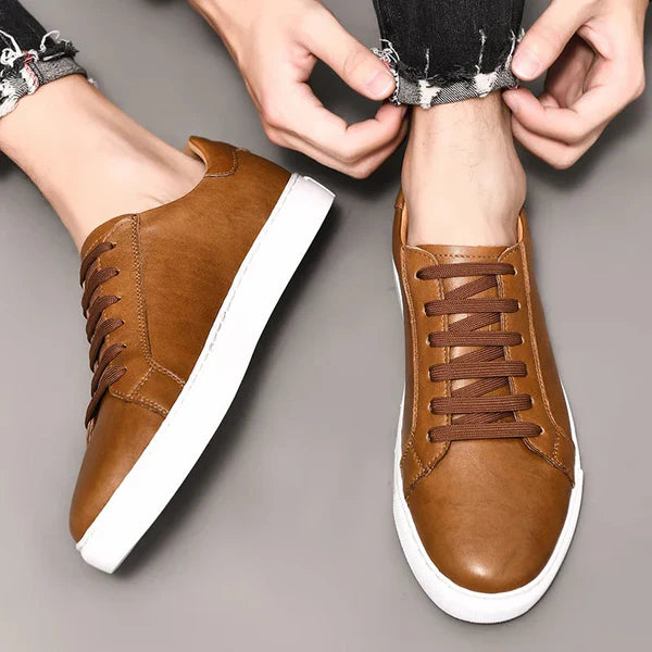 Tênis Masculino em Couro Romenzi RZ409 com design clean e solado de borracha, disponível em marrom e preto, perfeito para uso casual ou elegante.