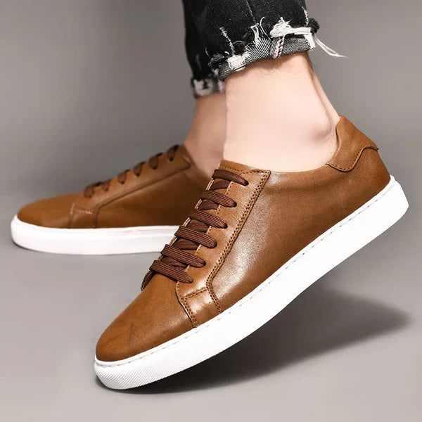 Tênis Masculino em Couro Romenzi RZ409 com design clean e solado de borracha, disponível em marrom e preto, perfeito para uso casual ou elegante.