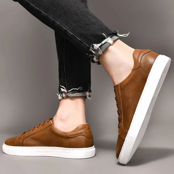 Tênis Masculino em Couro Romenzi RZ409 com design clean e solado de borracha, disponível em marrom e preto, perfeito para uso casual ou elegante.