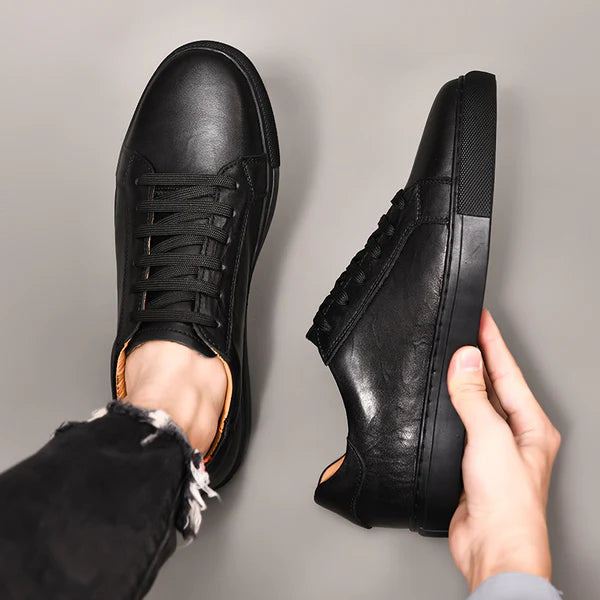 Tênis Masculino em Couro Romenzi RZ409 com design clean e solado de borracha, disponível em marrom e preto, perfeito para uso casual ou elegante.