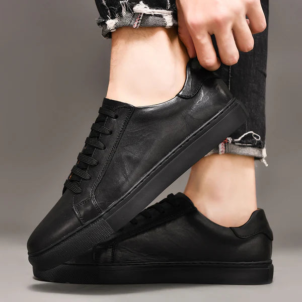 Tênis Masculino em Couro Romenzi RZ409 com design clean e solado de borracha, disponível em marrom e preto, perfeito para uso casual ou elegante.