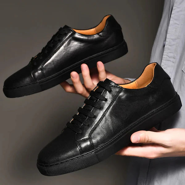 Tênis Masculino em Couro Romenzi RZ409 com design clean e solado de borracha, disponível em marrom e preto, perfeito para uso casual ou elegante.