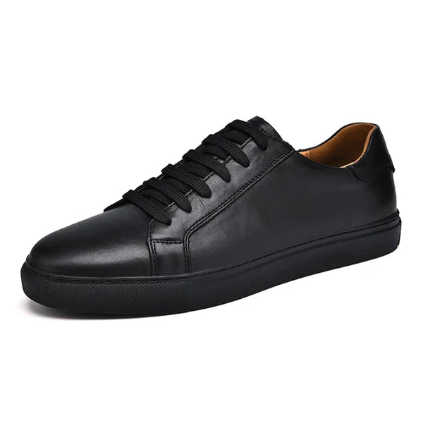 Tênis Masculino em Couro Romenzi RZ409 com design clean e solado de borracha, disponível em marrom e preto, perfeito para uso casual ou elegante.